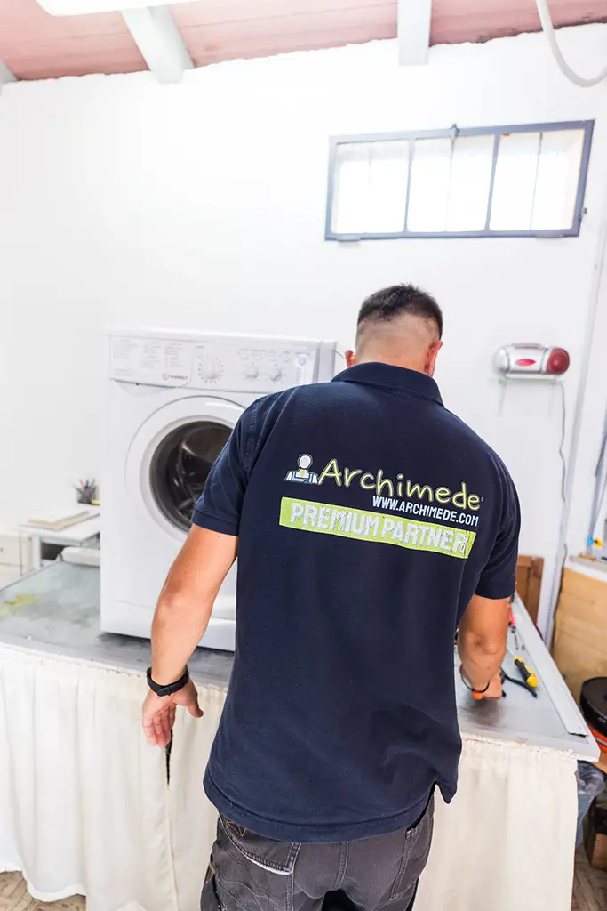 Tecnico Archimede ripara lavatrice