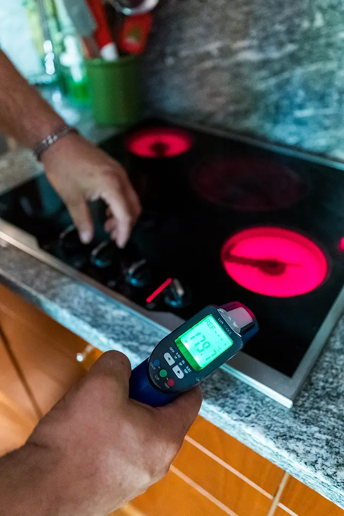 Tecnico di Archimede controlla Piano Cottura a Bologna