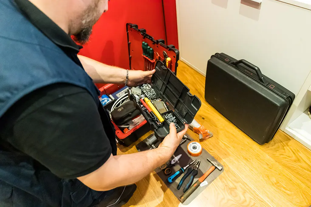 Tecnico assistenza caldaie Bologna durante riparazione