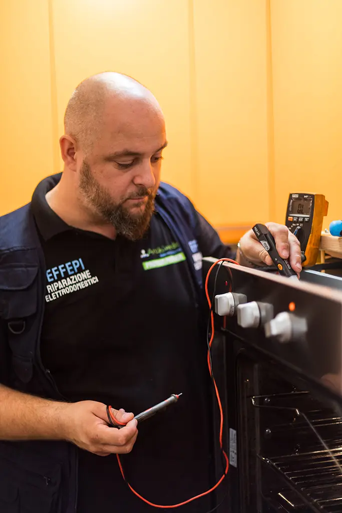 Tecnico controlla un forno Whirlpool a Bologna