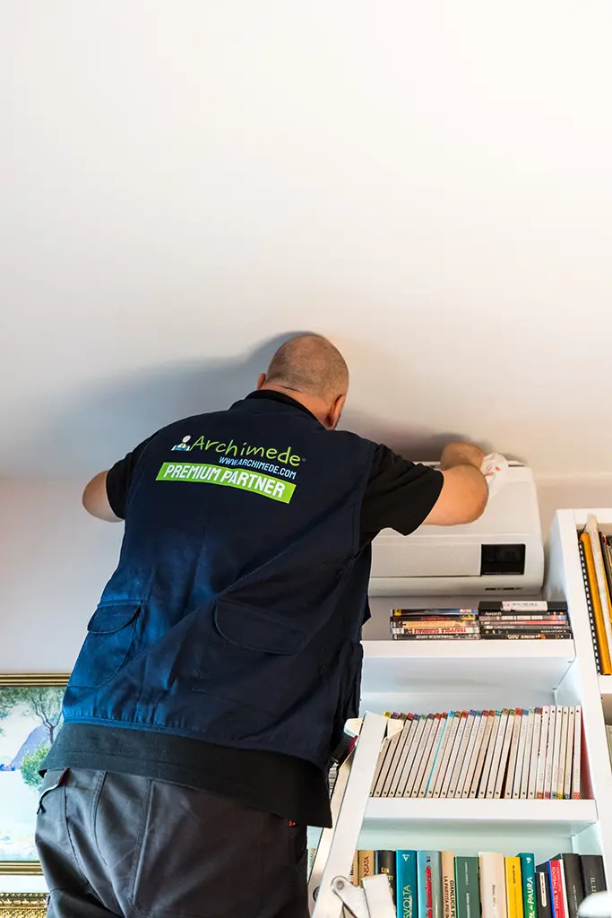 Tecnico che ripara climatizzatore a Bologna