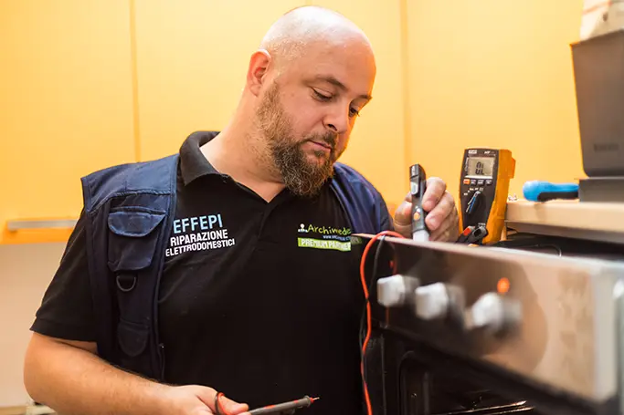 Tecnico ripara forno a Bologna