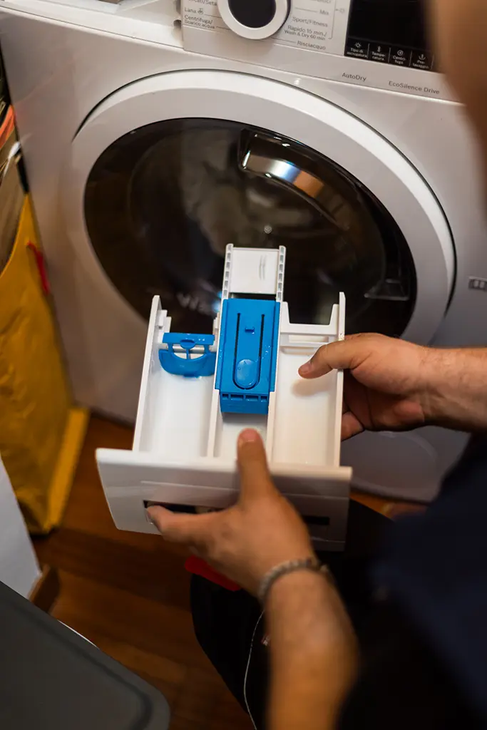 Tecnico che ripara lavatrice Bosch a Bologna