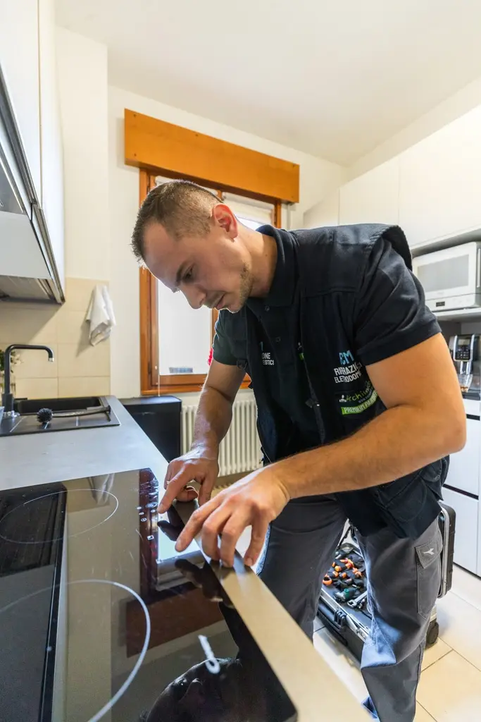 Tecnico controlla piano cottura Candy a Bologna