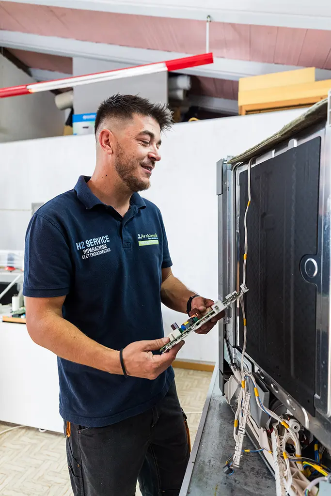 Tecnico ripara lavastoviglie Miele