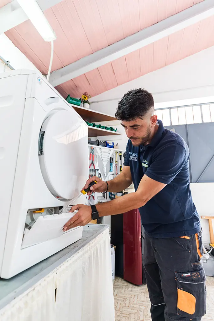 Tecnico di Archimede ripara asciugabiancheria a Bologna